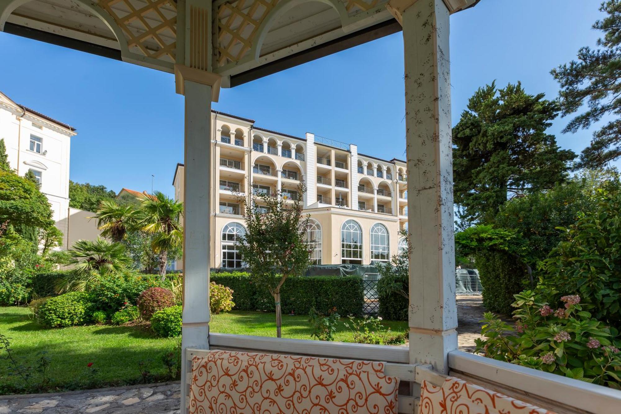 קריקווניצה Hotel Kvarner Palace מראה חיצוני תמונה